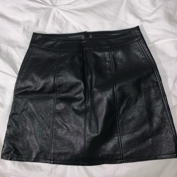 🍊Divided faux leather skirt - size 4 - Picture 2 of 3